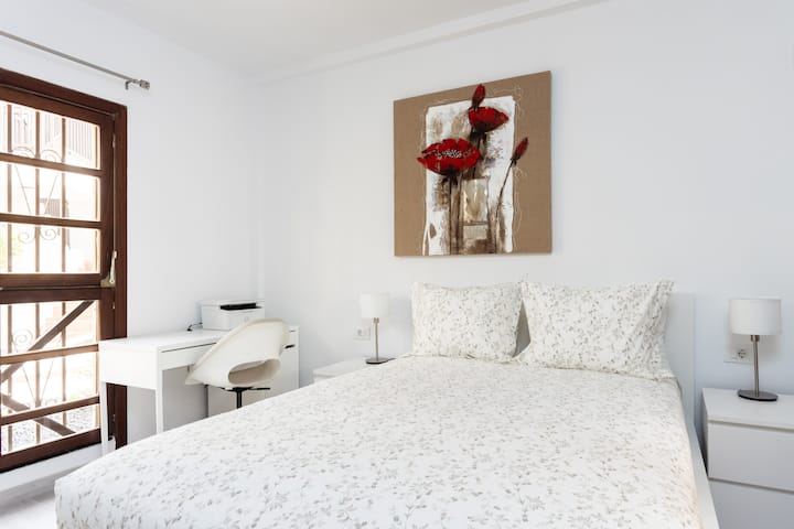 Precioso dormitorio con esquina de oficina integrada: cómoda silla de oficina, escritorio e impresora / escáner. Acceso directo a la terraza. TV inteligente con canales internacionales a través de la aplicación IPTV.