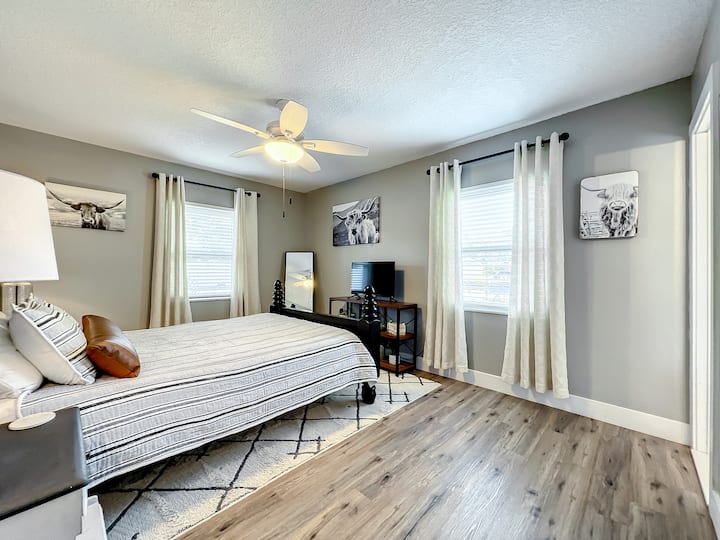 Master Bedroom well appointed with queen memory foam mattress and cozy quilts. Full length mirror, and full walk in closet as well. Smart TV for those that enjoy Netflix HULU Disney+ 