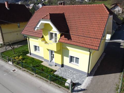 Top performing Airbnb: Primula Apartment near Vintgar Gorge, NW Slovenia in Jesenice