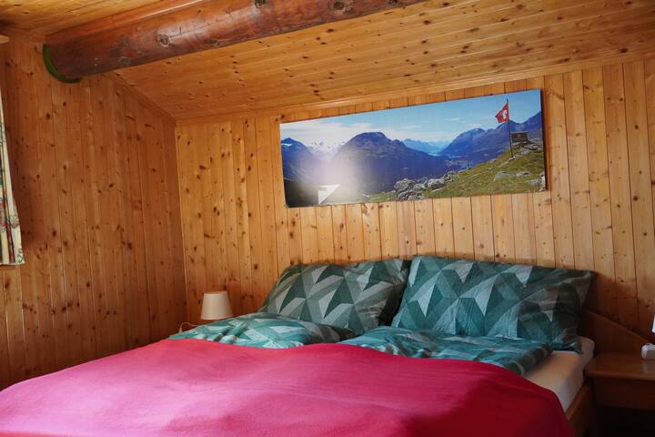 ในห้องใต้หลังคาที่มีกลิ่นอายแปลกตา: ห้องนอนสำหรับ 3 คนพร้อมเตียงคู่...