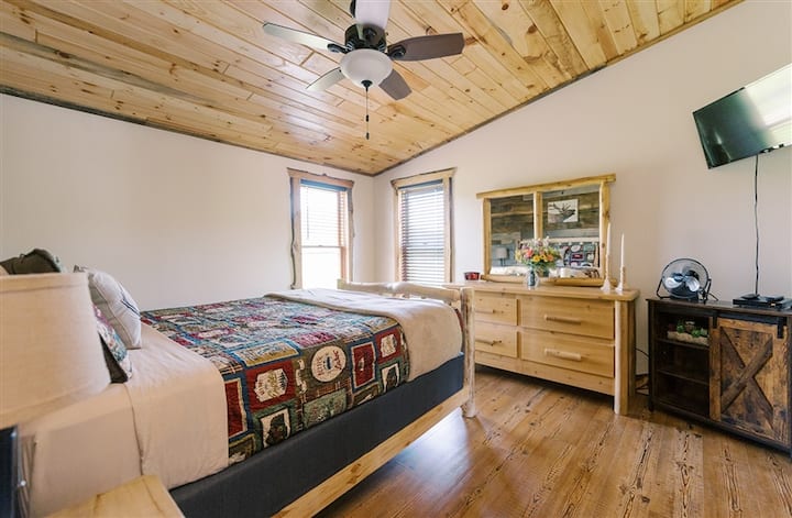 Master bed room with queen bed. 
