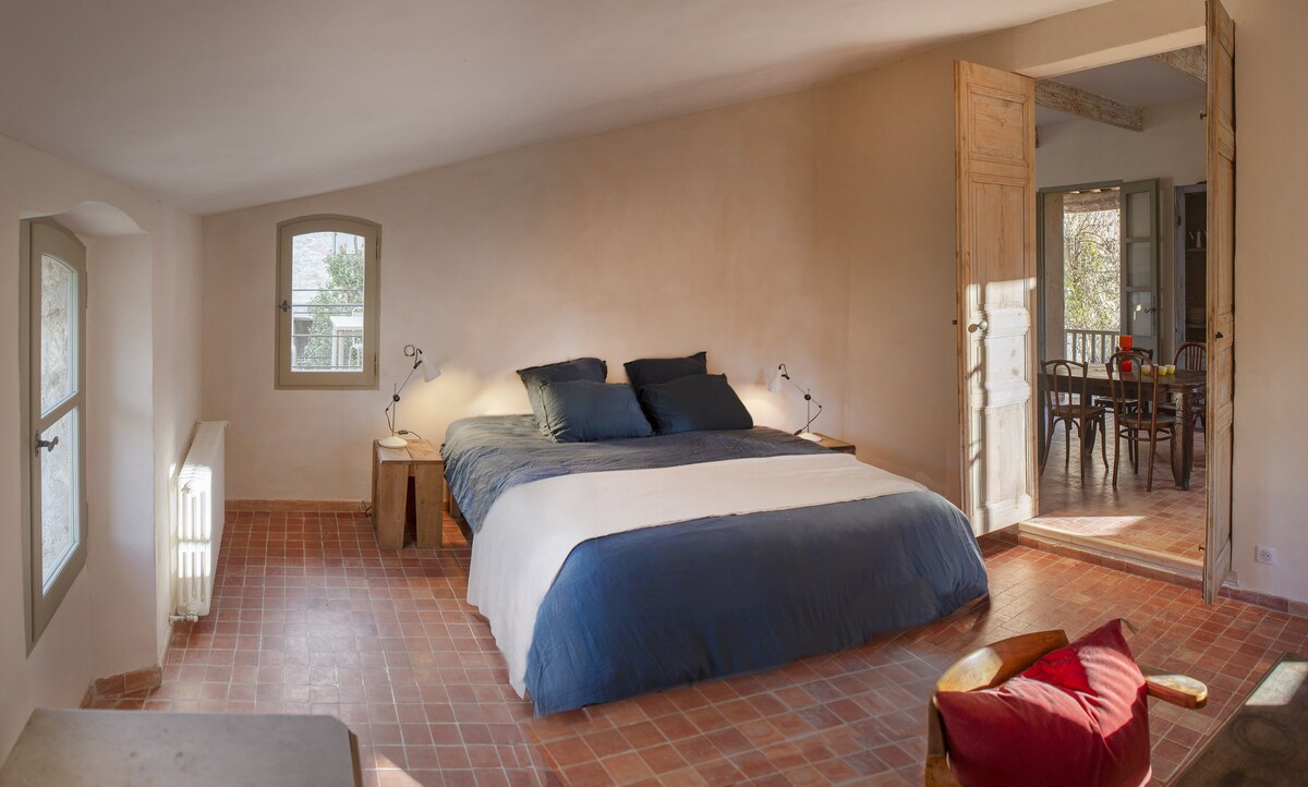 Тиха и ярка стая (3 прозореца)