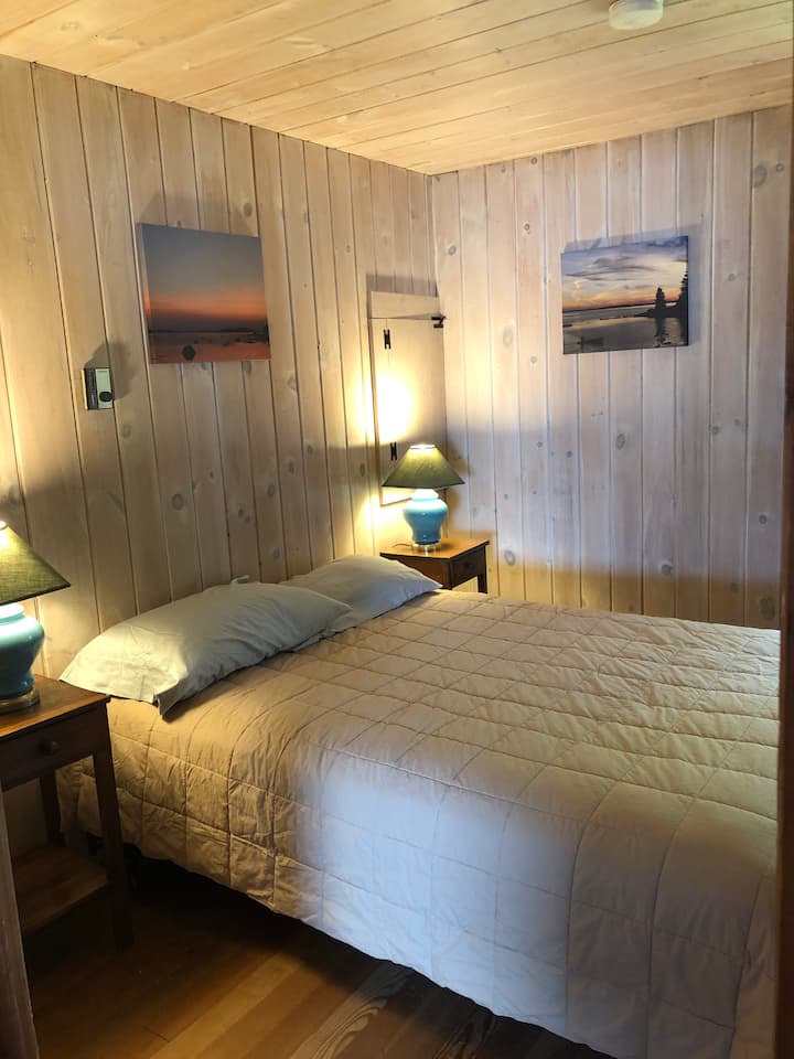 חדר שינה מס '1 עם מיטת קווין סייז חדשה