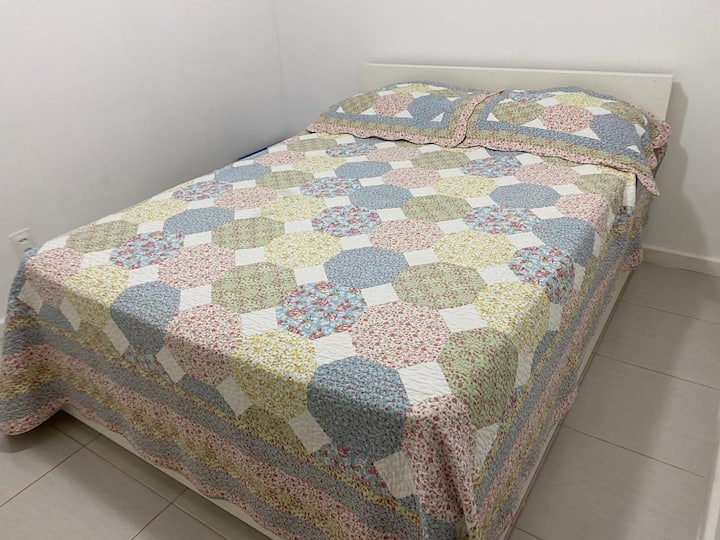 חדר עם מיטה זוגית, מיזוג אוויר, מאוורר תקרה וארון .