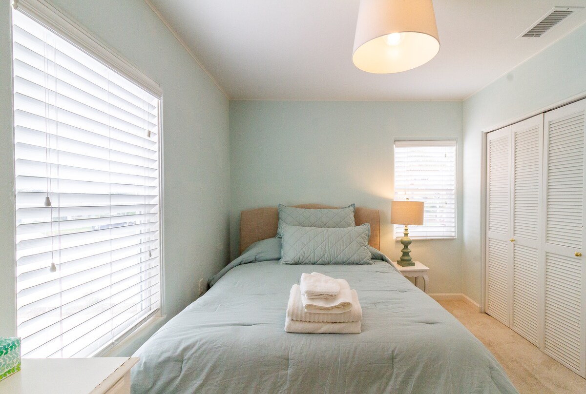 Jedan bračni krevet (160x200) i dovoljno prostora u ormaru