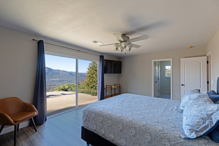 Chumba cha kulala cha msingi kilicho na kitanda aina ya California king, bafu la chumbani, runinga iliyo tayari kwa mtandao, na mwonekano (natch).