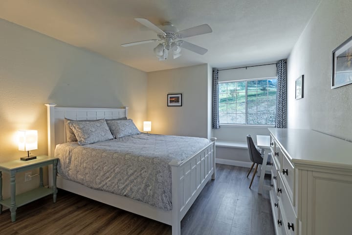 Chumba cha kulala kilicho na kitanda cha Queen, kiti cha dirisha kilichojengwa ndani na dawati. Meza za pembeni, taa za kusoma, feni ya dari na kabati la kuingia.