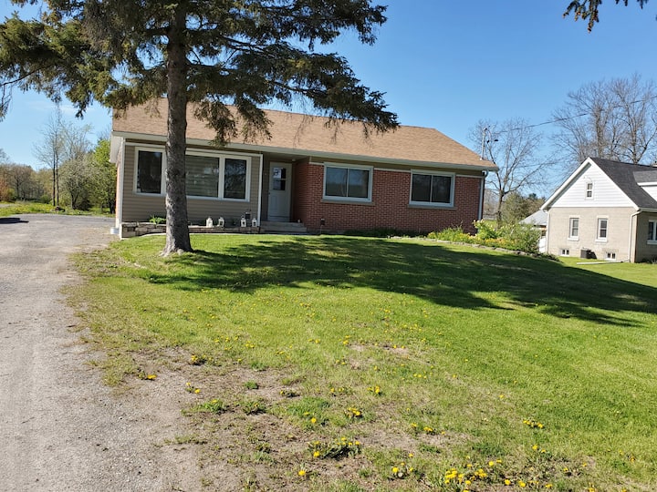 1000 Islands Bungalow (Across Casino) Bungalows for Rent in Gananoque