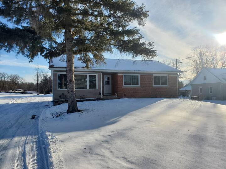 1000 Islands Bungalow (Across Casino) Bungalows for Rent in Gananoque