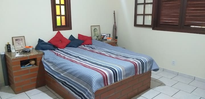 Chambre double avec lit double avec suite, placard, ventilateur de plafond