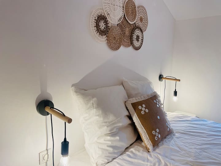 חדר שינה 2 בקומה הראשונה - וילה בל מנרבס לוברון.