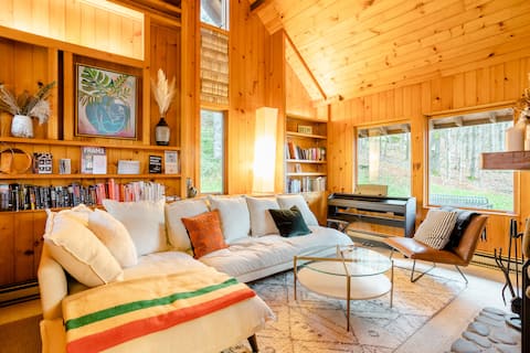 Delhi Modern Cabin with Fast Internet