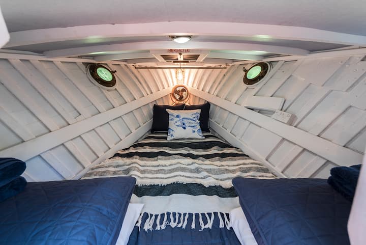 მყუდრო საწოლი 2 ადამიანისთვის

1900 სიგანის თავზე 
1900 წლის
660 სიგანის ყველაზე ვიწრო ადგილას