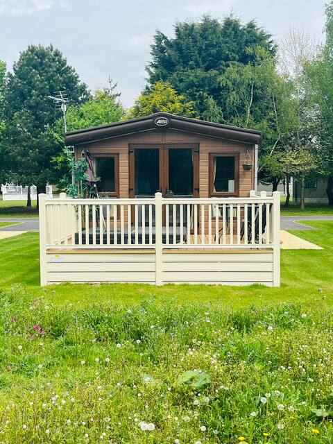 BrooksBank Lodge with Hot Tub - Allerthorpe
