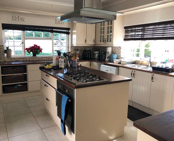 Sweet Valley: 4 Bedroom Family Home gallery image 3