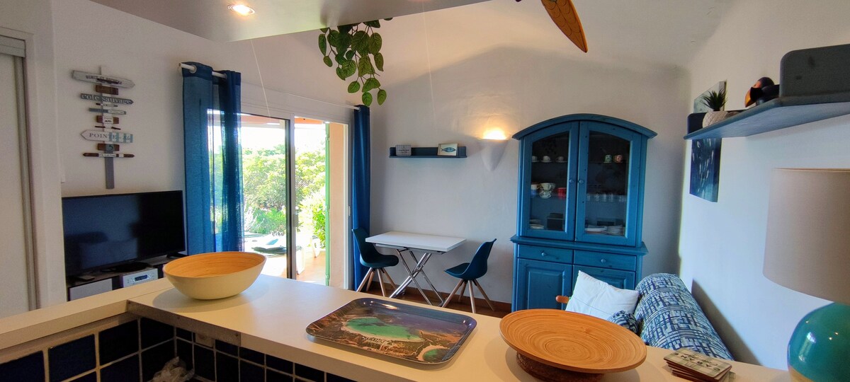 غرفة معيشة مع إمكانية الدخول إلى التراس