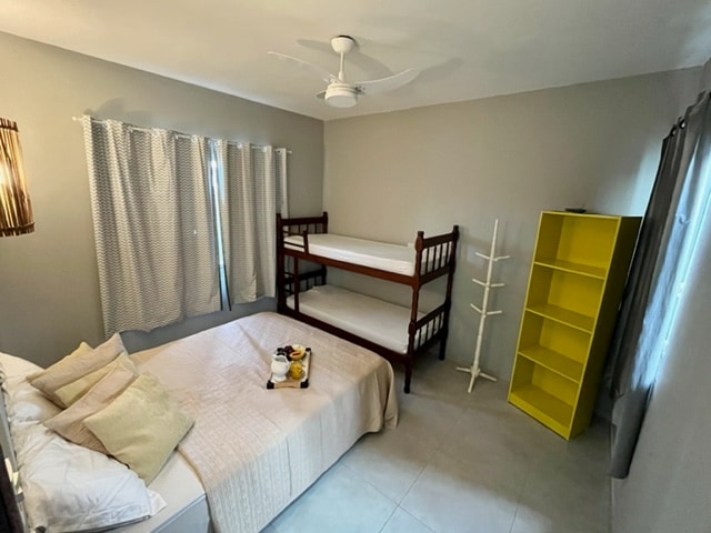 Соба со брачен кревет (широк 150-179 см) и кревет на спрат со два единечни кревета.