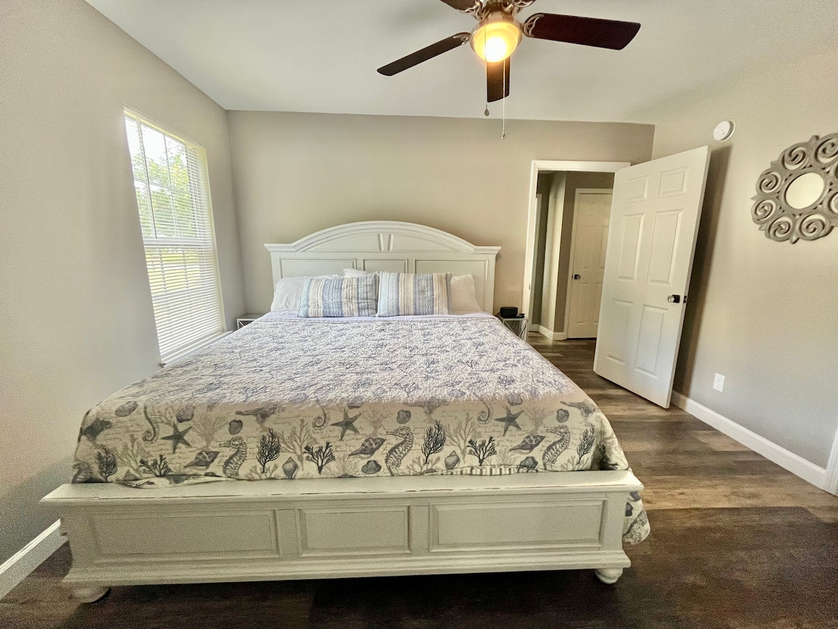 מיטת קינג סייז בחדר השינה הראשי 