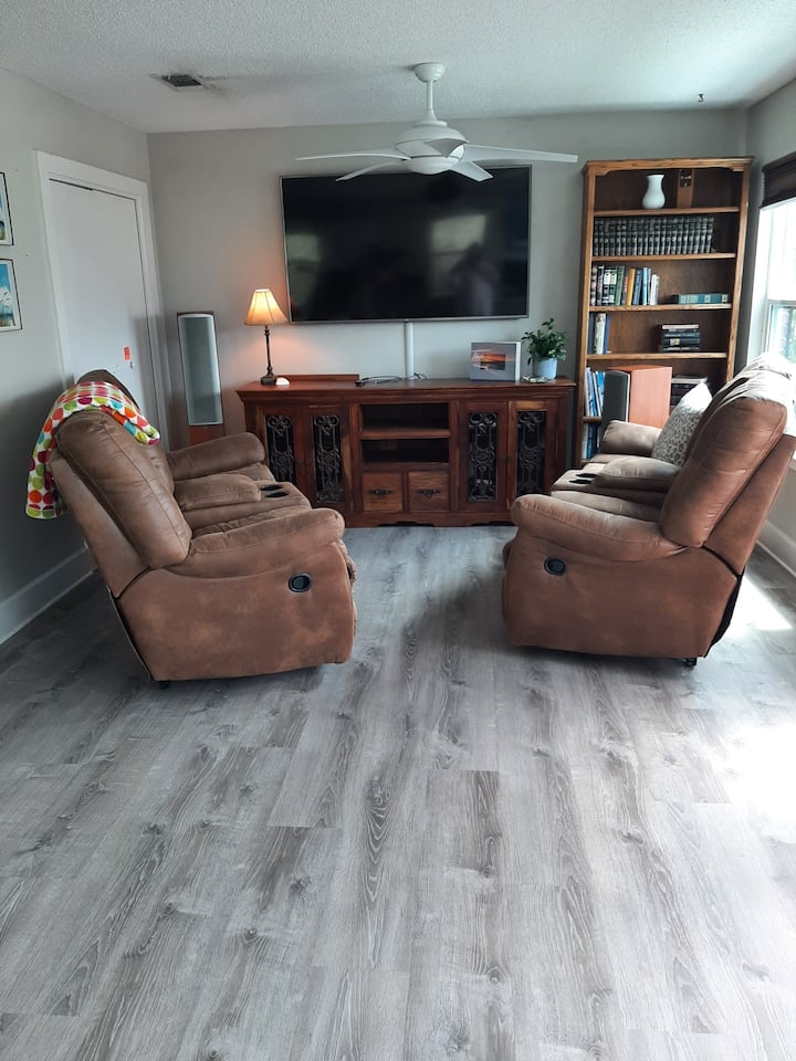 Მისაღები ოთახი საკუთარი მაღალსიჩქარიანი ინტერნეტით. Amazon, Hulu, Netflix.