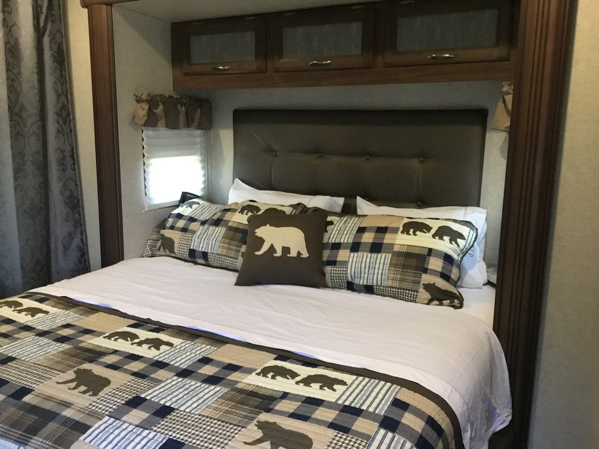 Chumba cha kulala cha msingi cha kujitegemea kilicho na kitanda cha ukubwa wa Malkia na hifadhi nyingi na televisheni. 