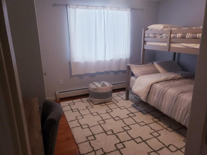 Spavaća soba 1 bračni krevet s madracima od memorijske pjene Spavaća soba 1 krevet na kat s bračnim krevetom i punim krevetom