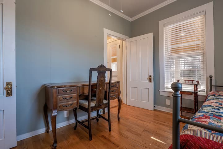 استخدم السرير النهاري أو اعمل عن بعد على المكتب في مساحة المكتب المخصصة.