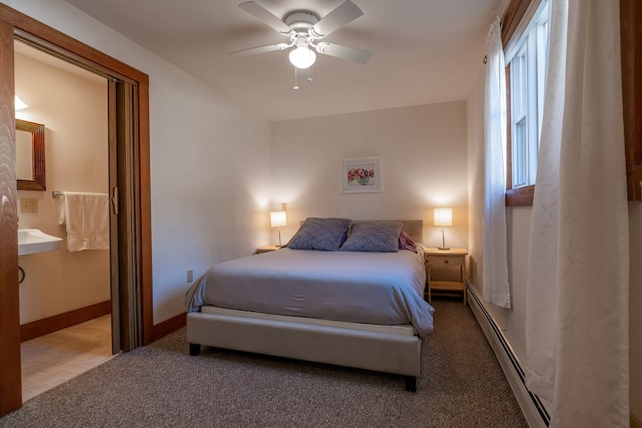 غرفة نوم في الطابق الأرضي بحمام خاص.