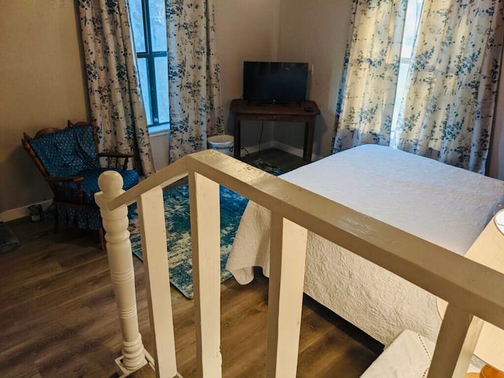 Chumba cha 3 cha kulala kina mlango wa nje na ngazi za kuingia kwenye chumba cha kulala cha 2.