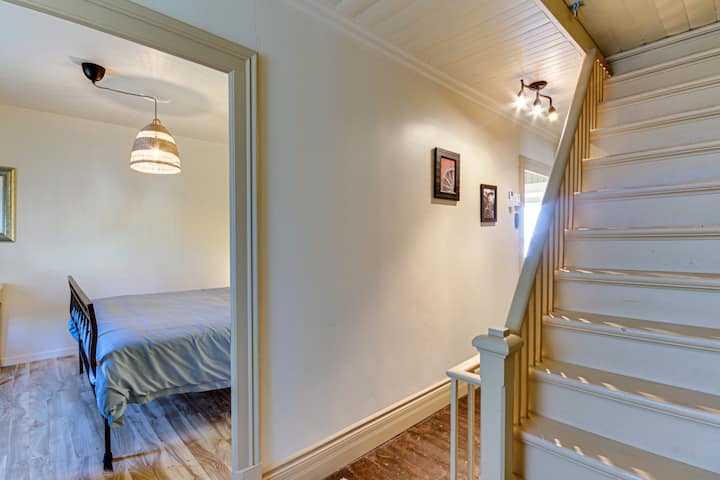 楼上走廊和右舷室通道。