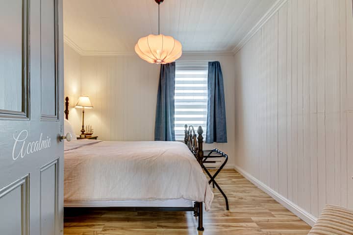 楼上配有一张双人床的舒适卧室。