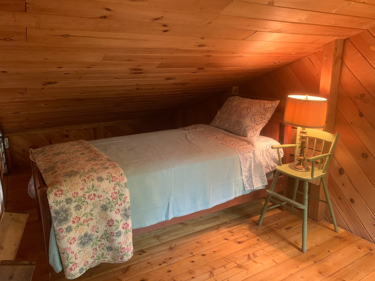 חדר שינה זוגי עם שתי מיטות יחיד