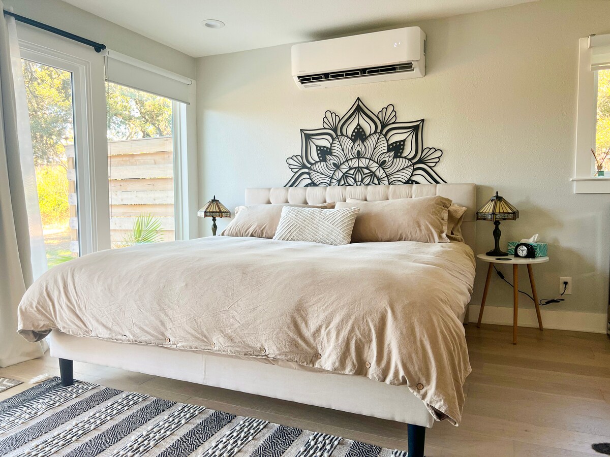 King-size platform bed with memory foam mattress, fluffy comforter, and scenic views.