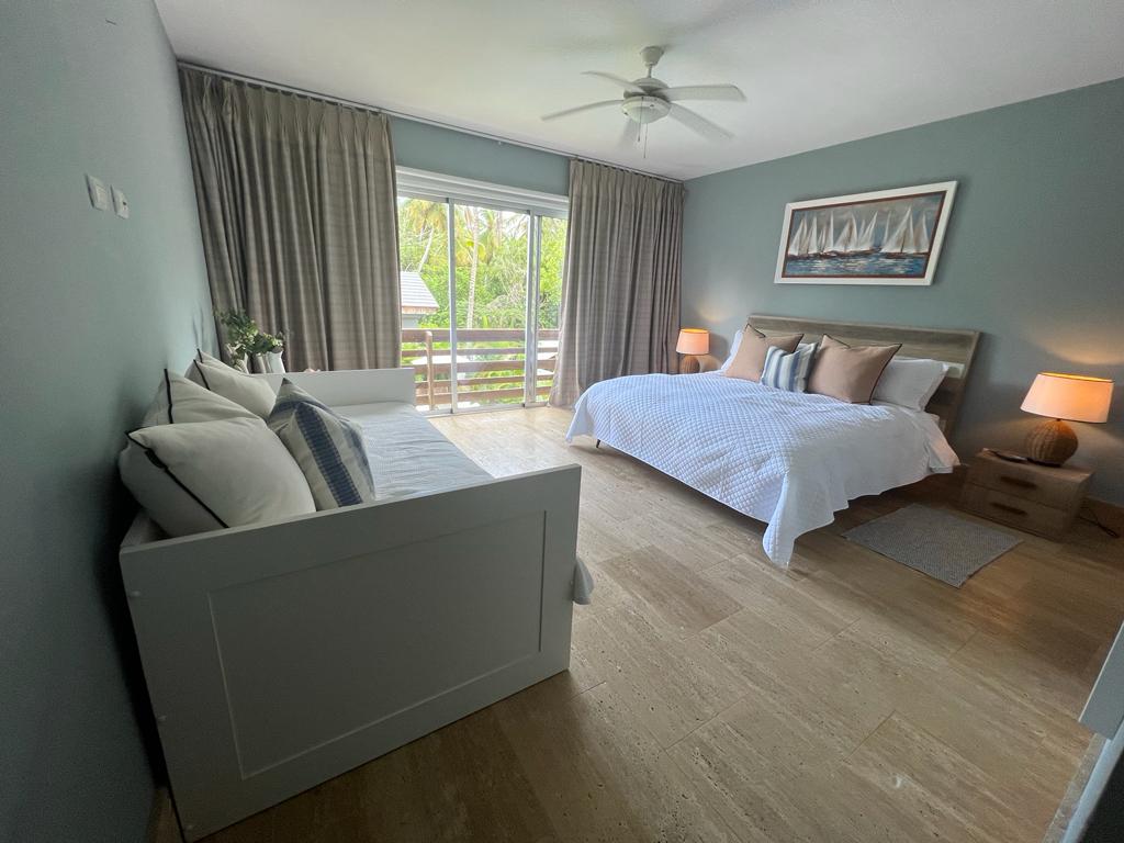 Dormitorio principal A con cama tamaño king y cama de día con  2 camas individuales. 