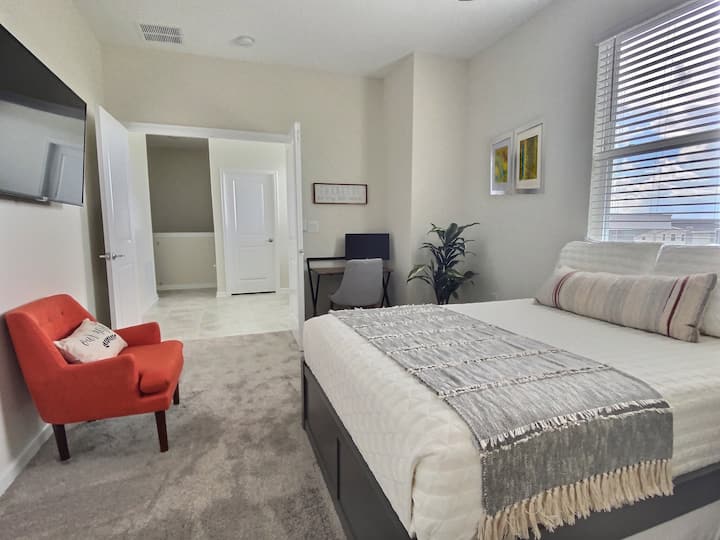 Third room: Full trundle bed, smart TV, and dedicated workspace. 