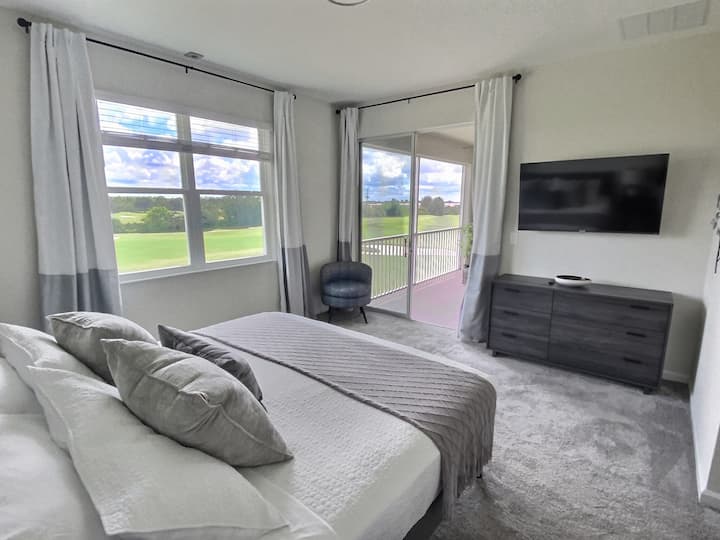 Master bedroom with direct access to the balcony.