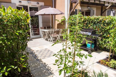 Charming duplex equipped with pool & linens included