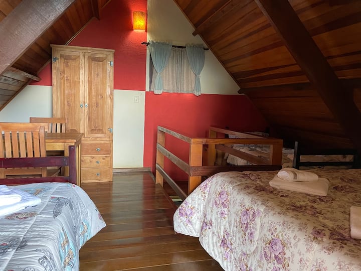 Ლოფტი ერთი ორადგილიანი და ორი ერთადგილიანი, გარდერობი აბაზანის პირსახოცითა და სახით. Სამუშაო მაგიდა ან თამაშები თქვენი არჩევანია.