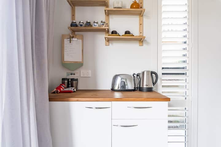 Private Ensuite Studio W/kitchenette & Deck - Raglan