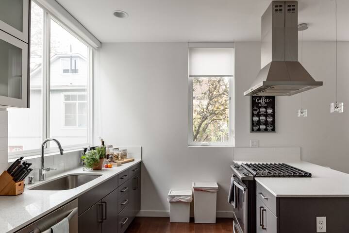 Trendy Seattle 4BR Loft – Rooftop Views & Parking gallery image 5