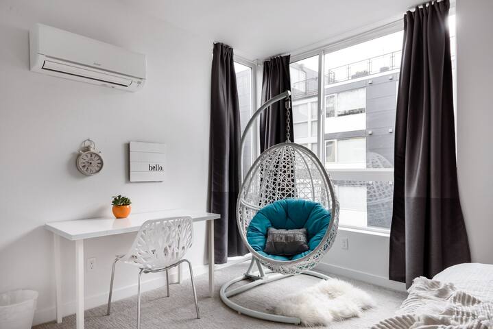 Trendy Seattle 4BR Loft – Rooftop Views & Parking gallery image 4