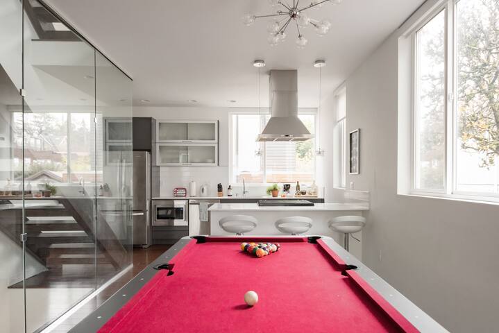 Trendy Seattle 4BR Loft – Rooftop Views & Parking gallery image 2