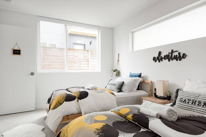 Trendy Seattle 4BR Loft – Rooftop Views & Parking gallery image 3