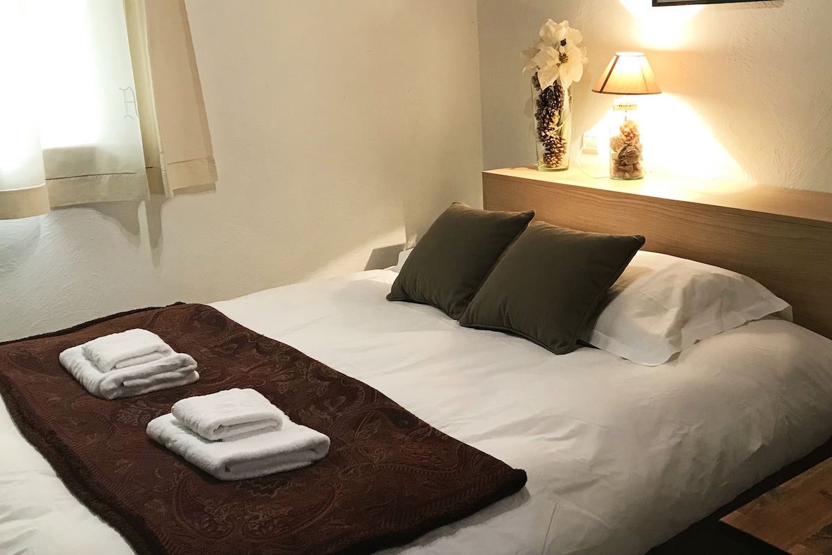 Dvokrevetna soba br. 1 u prizemlju s posteljinom i ručnicima