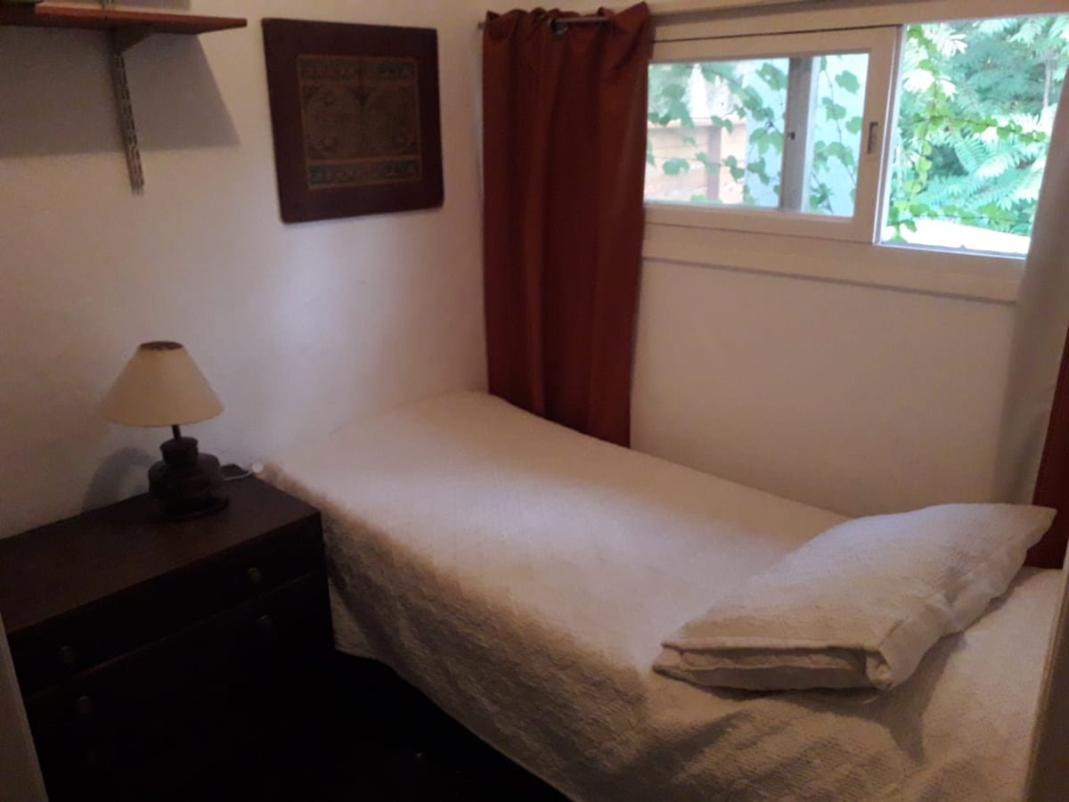 غرفة مرافق بجوار المطبخ تحتوي على حمام.