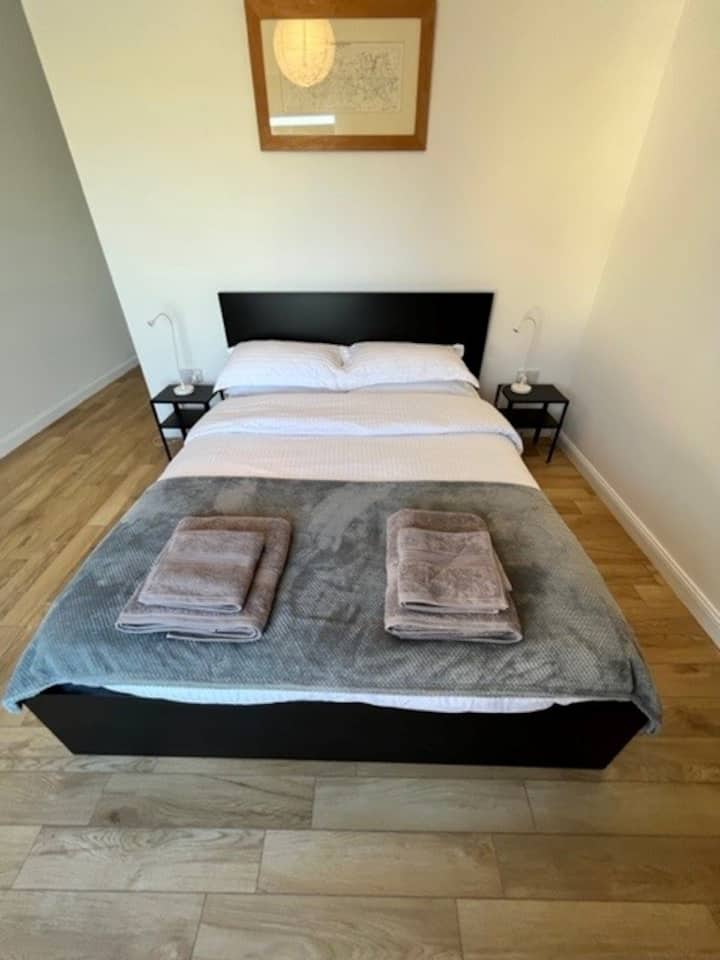 Ჩვენ გთავაზობთ ხრაშუნა თეთრეულს, აბაზანის რბილ ზეწრებსა და ხელის პირსახოცებს და მყუდრო გდებას

Სტუმრებს ვთხოვთ, თან იქონიონ საკუთარი ფარეხი და პირსახოცები პლაჟზე