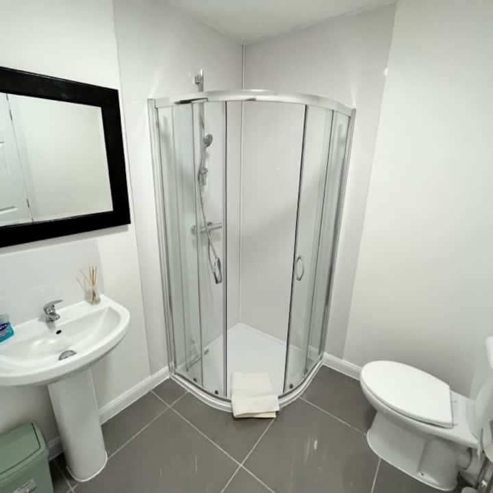 Ზემოთ მდებარე საშხაპე ოთახი და ტუალეტი მდებარეობს მე-5 საძინებელთან და მაღლა მდებარე შეზლონგებთან