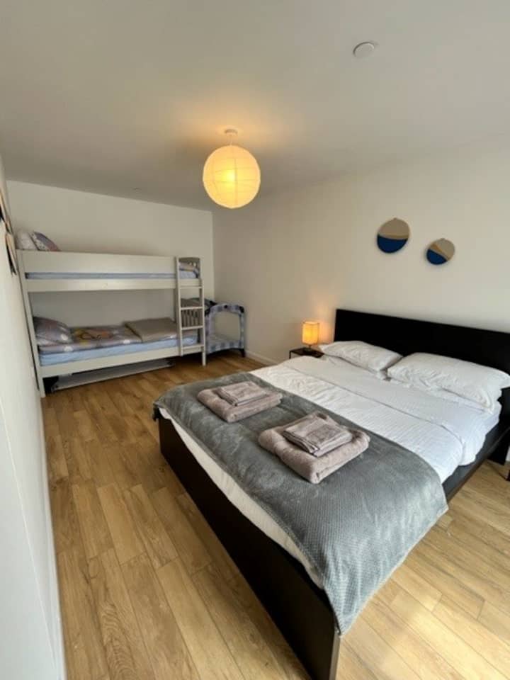 Საძინებელი 1 - ჩვენს საოჯახო აპარტამენტში არის დიდი ზომის საწოლი და გამძლე ორსართულიანი საწოლები