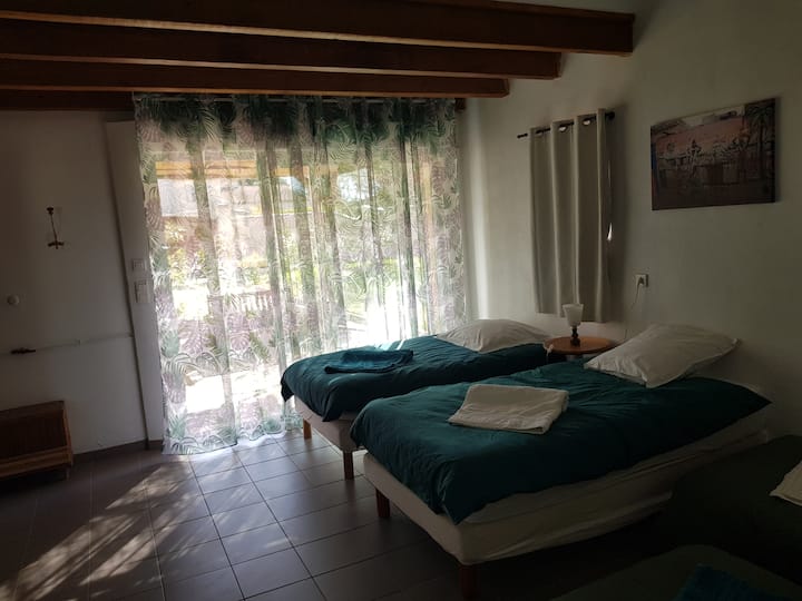 Chumba cha kulala DAKAR, mwonekano wa dirisha la ghuba
Chumba kikubwa chenye vitanda 6 eneo 1 linawezekana