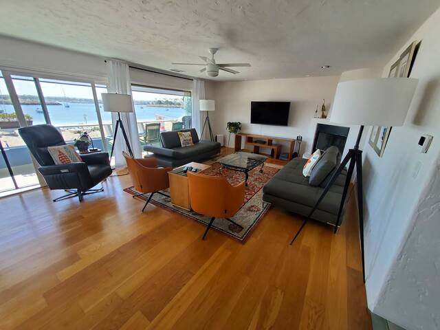 Bay Front Condo gallery image 3