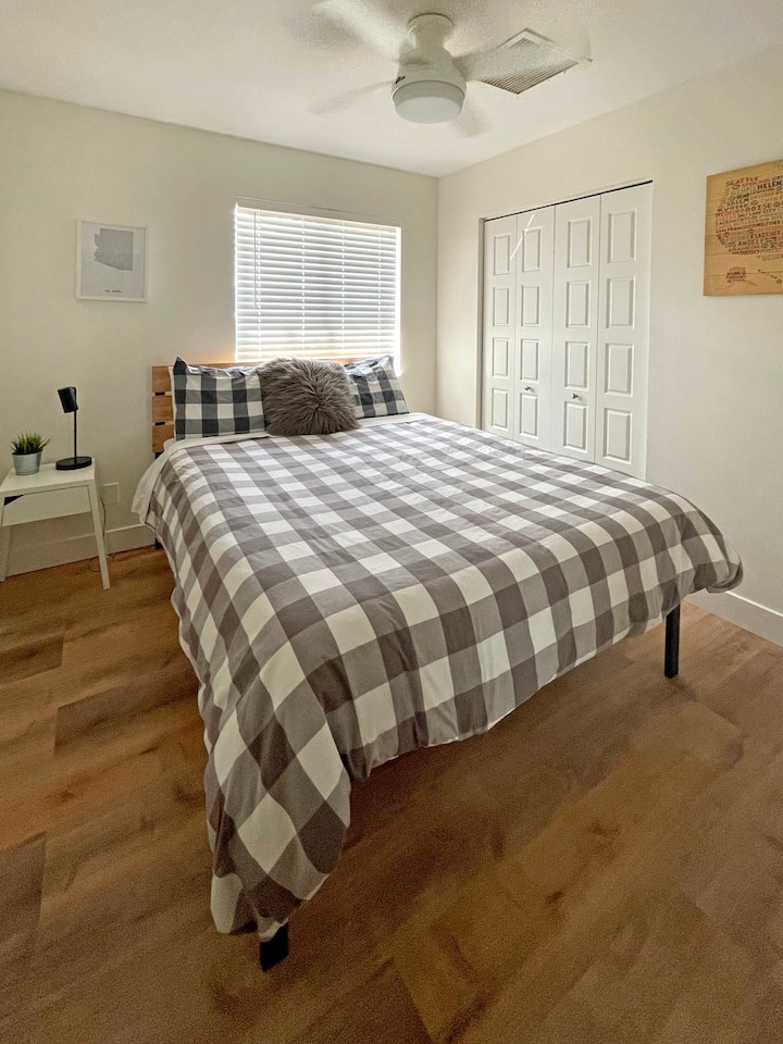 第三间卧室有一张双人床